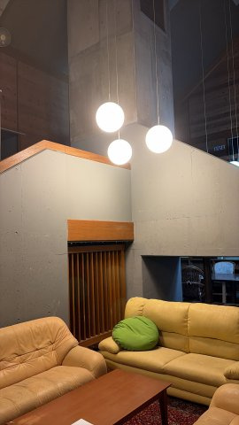長野市大字上ヶ屋字麓原　ペンション計2棟のロビー|①家屋番号：2471番1177
ロビー