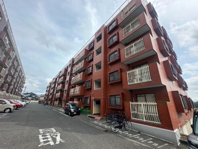 エメラルドマンション南小倉B棟の外観|5階建てマンション