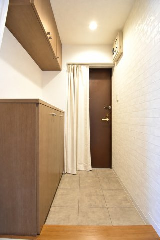 アクセント壁が上品な玄関。収納力あるシューズボックスを完備。※現地の撮影写真を基にCG加工編集済