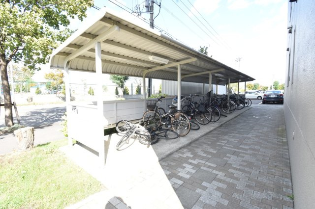 大切な自転車を雨や雪から守る屋根付き駐輪場。敷地内にあり通勤・通学やお買い物に便利です。