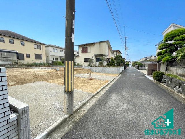 ■枚方市長尾台　第1期　新築一戸建ての前面道路含む現地写真|周辺は閑静な住宅街です。前面道路もしっかりと有りますので車の出し入れも安心ですよ！