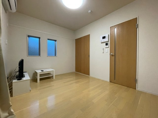 クレイノスターⅢの居間・リビング|角部屋のみ側面に窓あり。