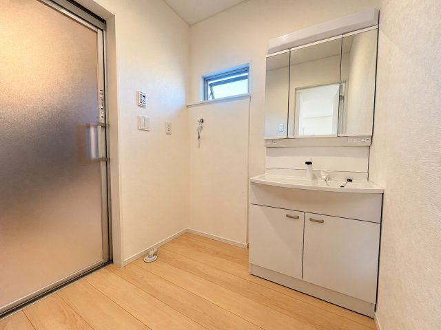 上里町勅使河原　未入居　北東角地×駐車3台可！サンルーム付き4LDKの独立洗面台