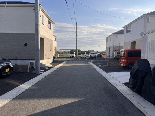 上里町勅使河原　未入居　北東角地×駐車3台可！サンルーム付き4LDKの前面道路含む現地写真