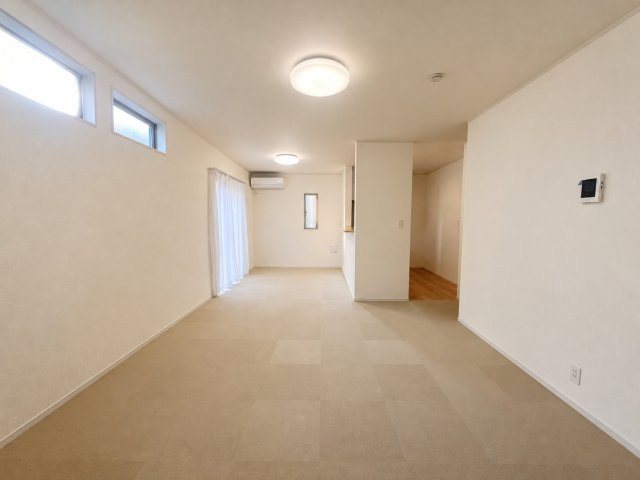 上里町勅使河原　未入居　北東角地×駐車3台可！サンルーム付き4LDKの居間・リビング