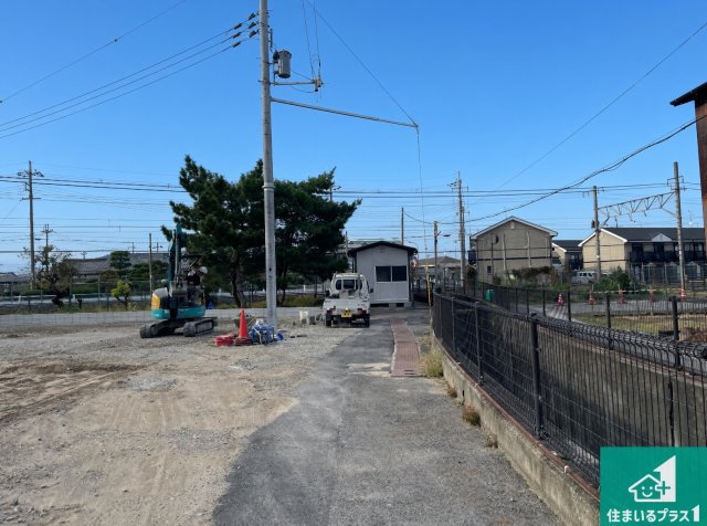 即日案内可能■近江八幡市鷹飼町　第2期　新築一戸建ての前面道路含む現地写真|周辺は落ち着いた街並みの住宅地！子育てがしやすい住環境です！まだ未完成ですが、現地でしかわからない事もございます。是非一度ご覧ください。
