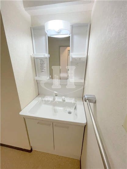 【独立洗面台】 | グレイスハイム | 独立洗面台、小物を置くことができて便利です