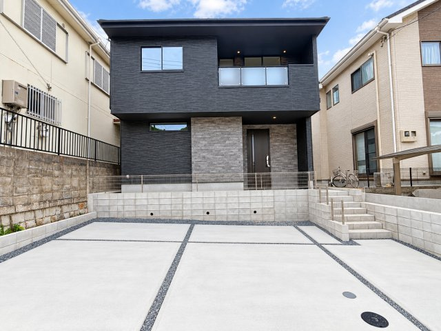戸建 宇治市明星町３丁目の外観|ゆとりのある駐車スペースが魅力のモダンな住まい♪ ダークトーンで統一された外観に、グレーのアクセントが映える、こだわりを感じる一邸です。