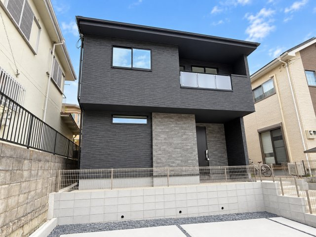 戸建 宇治市明星町３丁目の外観|ダークカラーを基調とした、存在感あふれるモダンな外観♪ グレーの石目調がアクセントとなった玄関まわりは、住まいの第一印象をおしゃれに演出します。