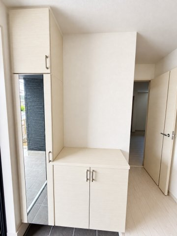 戸建 宇治市明星町３丁目の玄関|玄関には大容量のシューズボックスを完備♪ ご家族の靴や小物類をすっきり収納でき、いつでもきれいな玄関を保てます。