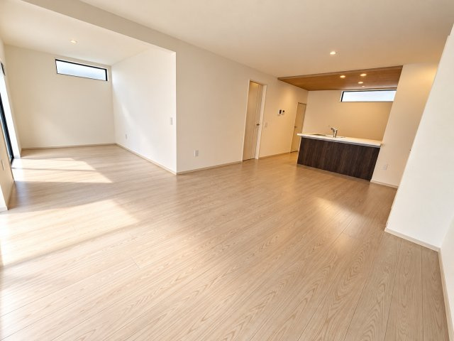 戸建 宇治市明星町３丁目の居間・リビング|16.7帖のゆとりあるLDK♪ 明るい木目調のフローリングとホワイトを基調とした内装が、開放感あふれる空間を演出！家族みんなが自然と集まる、心地よいリビングです。