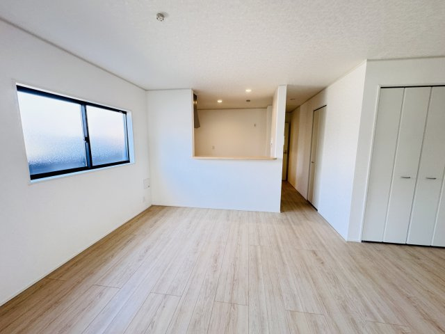 松戸市六実１丁目新築戸建【六実第二小学校：7分】の居間・リビング|18.87帖リビングダイニングキッチン