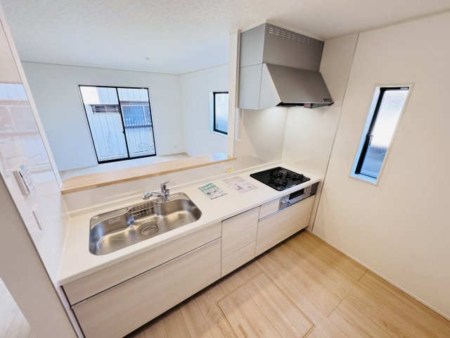 松戸市六実１丁目新築戸建【六実第二小学校：7分】のキッチン|広々システムキッチン・シンクの水栓には浄水器がついてます！