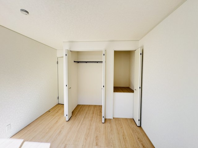松戸市六実１丁目新築戸建【六実第二小学校：7分】の収納|6.62帖寝室収納・クローゼット２つでたっぷり収納♪