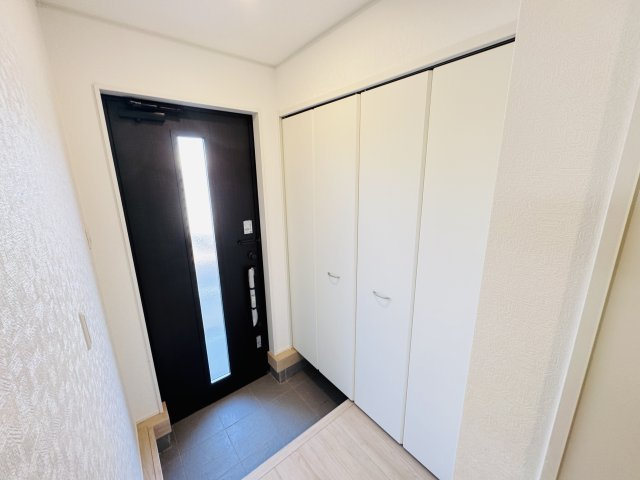 松戸市六実１丁目新築戸建【六実第二小学校：7分】の玄関|玄関ホール・シューズクローゼット