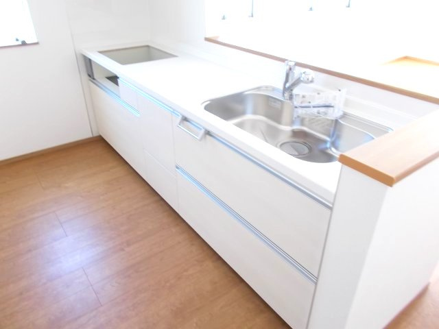 ハートフルタウン前橋市駒形町27番　A号棟のキッチン|【イメージ画像】人気のカウンターキッチン採用です☆
コンロも３口ご用意しています！調理スペースも広くストレスなくお料理できます。
浄水器つきなので美味しいお水も飲めますよ♪