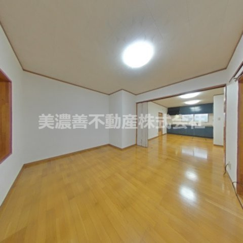 ６７５２７　養老郡養老町船附中古戸建ての居間・リビング