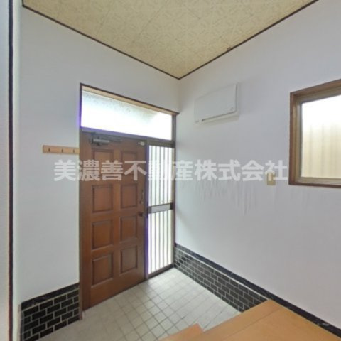 ６７５２７　養老郡養老町船附中古戸建ての玄関