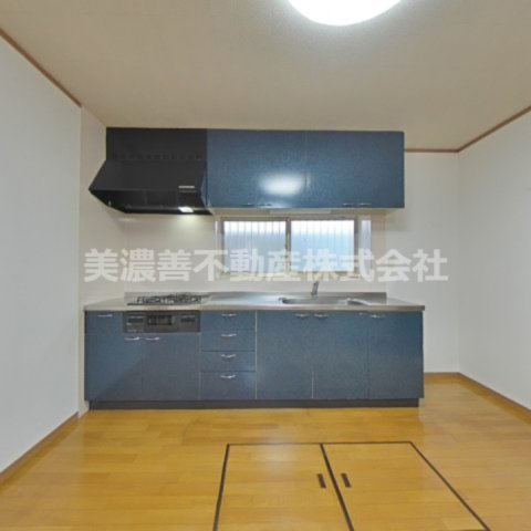 ６７５２７　養老郡養老町船附中古戸建てのキッチン