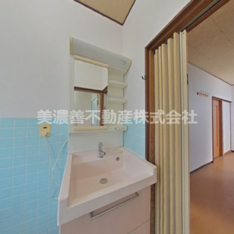 ６７５２７　養老郡養老町船附中古戸建ての独立洗面台