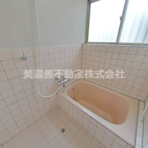 ６７５２７　養老郡養老町船附中古戸建ての浴室