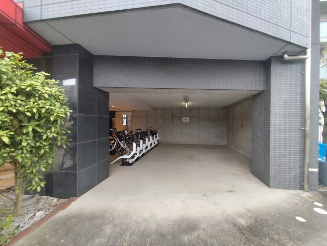 モノリスの駐車場