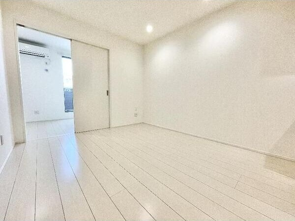 ルミエール新堀町(ルミエールシンボリチョウ)の洋室