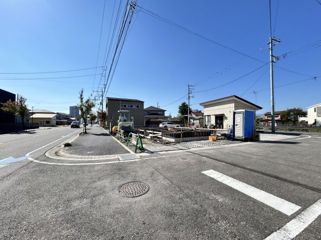 新築　前橋市朝日町1丁目1番 Heartful　Town　A号棟の前面道路含む現地写真|現地写真　南側接道幅員約15ｍ　東側接道幅員約6ｍ