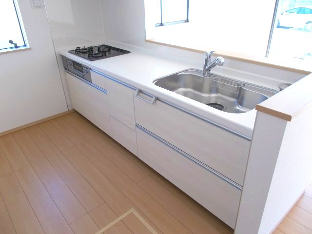ハートフルタウン前橋市駒形町27番　B号棟のキッチン|【イメージ画像】人気のカウンターキッチン採用です☆
コンロも３口ご用意しています！調理スペースも広くストレスなくお料理できます。
浄水器つきなので美味しいお水も飲めますよ♪