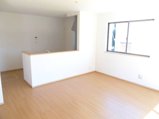 ハートフルタウン前橋市駒形町27番　B号棟の居間・リビング|【イメージ画像】人気の対面式キッチンを配した空間はお好みの家具も合わせやすく、家族がくつろぐ快適な空間造りをサポート。窓からは明るい陽光が差し込みます。