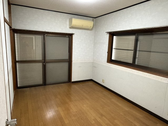 西条市喜多川531-6　中古住宅の洋室