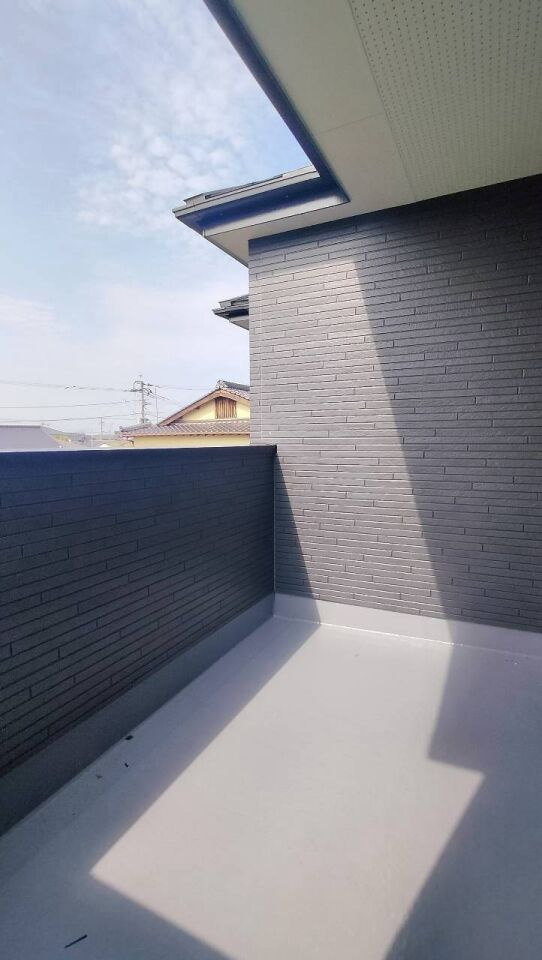 南区八分字町6期　1号棟のバルコニー|屋根付きのインナーバルコニーで雨が降っても使用でき、リラックススペースとしても十分な広さがあります