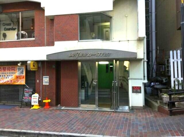 夙川7番街ストークマンションのエントランス|阪急線夙川駅・JR線さくら夙川駅が徒歩圏。将来のお子様の通学も視野に入れると各方面アクセスがいい住居は日々の生活を助けてくれますね。