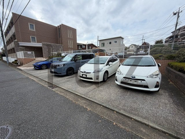 カルムアビタシオンの駐車場