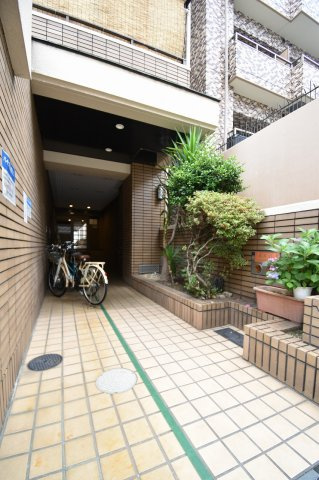 クレイドル谷町のエントランス