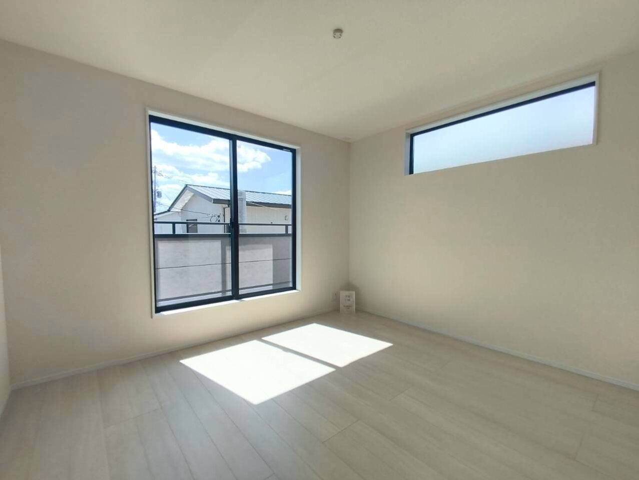 リーブルガーデン　榎町第6　3号棟の洋室|陽当たりの良い2面採光の洋室。大きな窓からバルコニーにつながっており、広々とした開放的な部屋です
