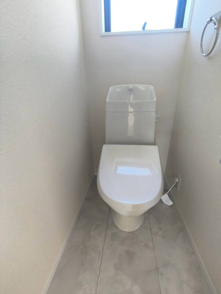 リーブルガーデン　榎町第6　3号棟のトイレ|2階にもトイレがあり、朝の混雑の解消にも役立ちます