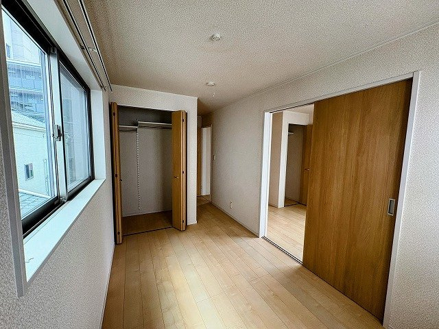 【洋室】 | 西区福重4丁目戸建 | 約6帖の洋室です。隣の洋室と続けて使用することもできます。
