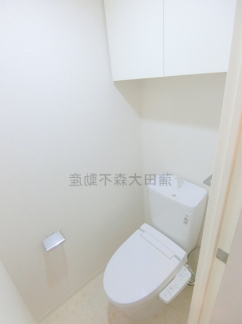 PREMIUM　CUBE武蔵新田のトイレ|吊戸棚と温水洗浄便座付きのトイレ　