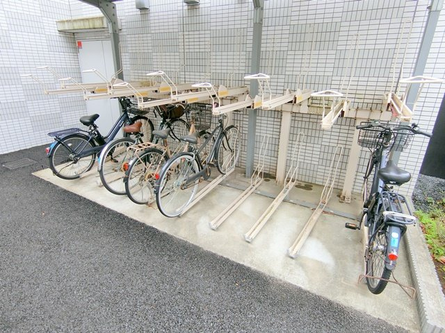 PREMIUM　CUBE武蔵新田のその他共用部分|屋根付きラック式の駐輪場