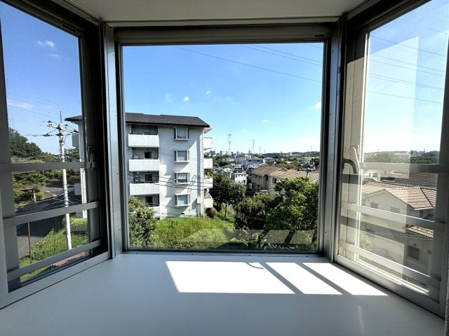 出窓があってより開放的な印象を受けるリビング♪写真やインテリア雑貨を飾ってみてはいかがでしょう？