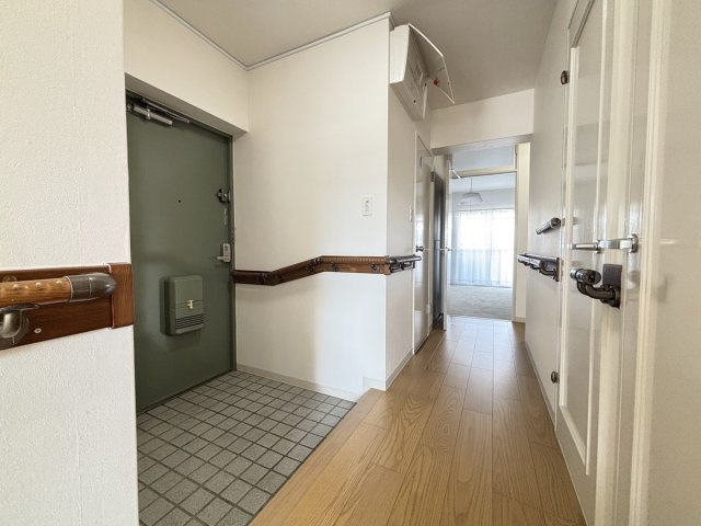 廊下も広々♪大きな収納もあるので物が多かったりするご家庭でもスッキリお使い頂けそうです！