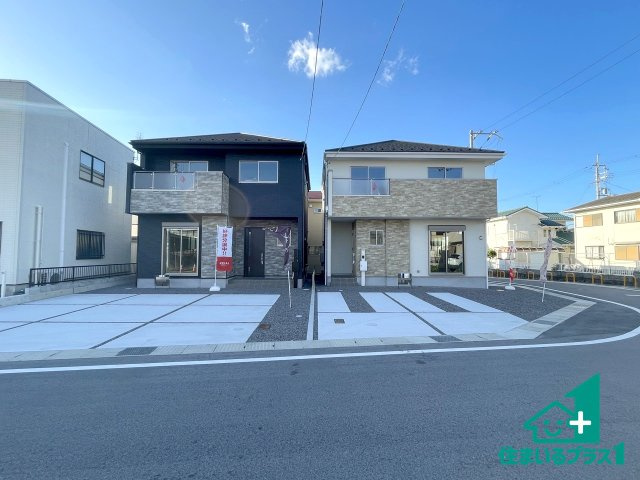★彦根市正法寺町　第1期　新築一戸建ての前面道路含む現地写真|周辺は閑静な住宅街！前面道路広々で車の出し入れも便利です。駐車が苦手な方でも安心して車庫入れできます！