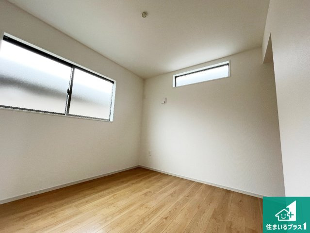 ★彦根市正法寺町　第1期　新築一戸建ての洋室|シンプルな洋室は、自分好みのインテリアが楽しめます♪ご家族とインテリアや家具を選びに行くのは入居時の醍醐味の一つです。ぜひお楽しみください♪
