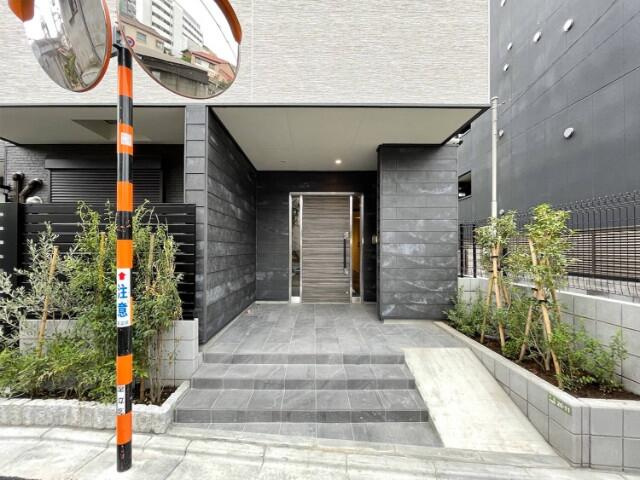 Ｔｒｅ　Ｃｏｕｒｔ　Ｋｉｔａｓｅｎｊｕ（トレコート北千住）のエントランス