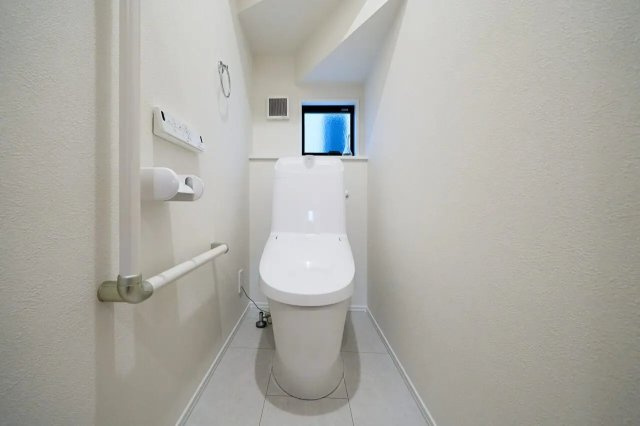 ダイマルタウン　岐阜市芋島第3　全2区画分譲のトイレ|新素材「アクアセラミック」は、便器洗浄やお掃除をするたび汚物を浮かせて洗い流すのでお掃除楽々です。