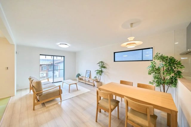 ダイマルタウン　岐阜市芋島第3　全2区画分譲の居間・リビング|シンプルで温かみのあるナチュラルテイストのリビングダイニング。広々設計でゆとりのある空間です。