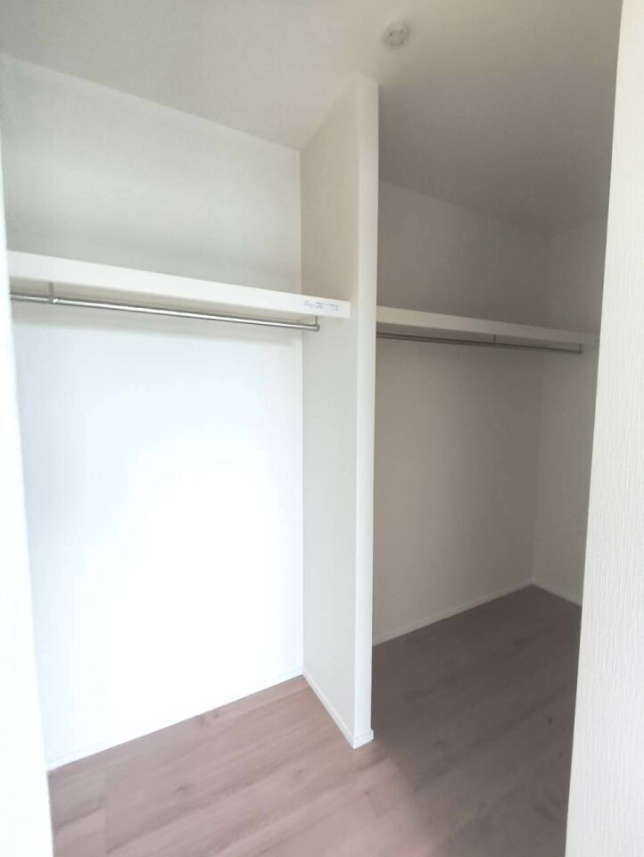 南区上ノ郷1丁目2期　1号棟の収納|多くの衣類が収納でき部屋がスッキリします