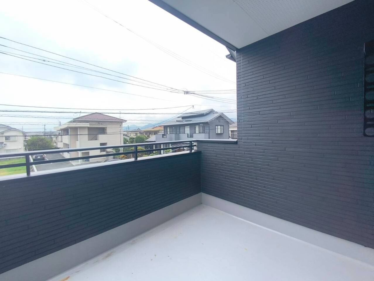 南区上ノ郷1丁目2期　1号棟のバルコニー|屋根付きのインナーバルコニーで雨が降っても使用でき、リラックススペースとしても十分な広さがあります