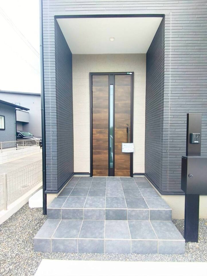 南区上ノ郷1丁目2期　1号棟の玄関|木目調の玄関で優しくお出迎え出来ます
